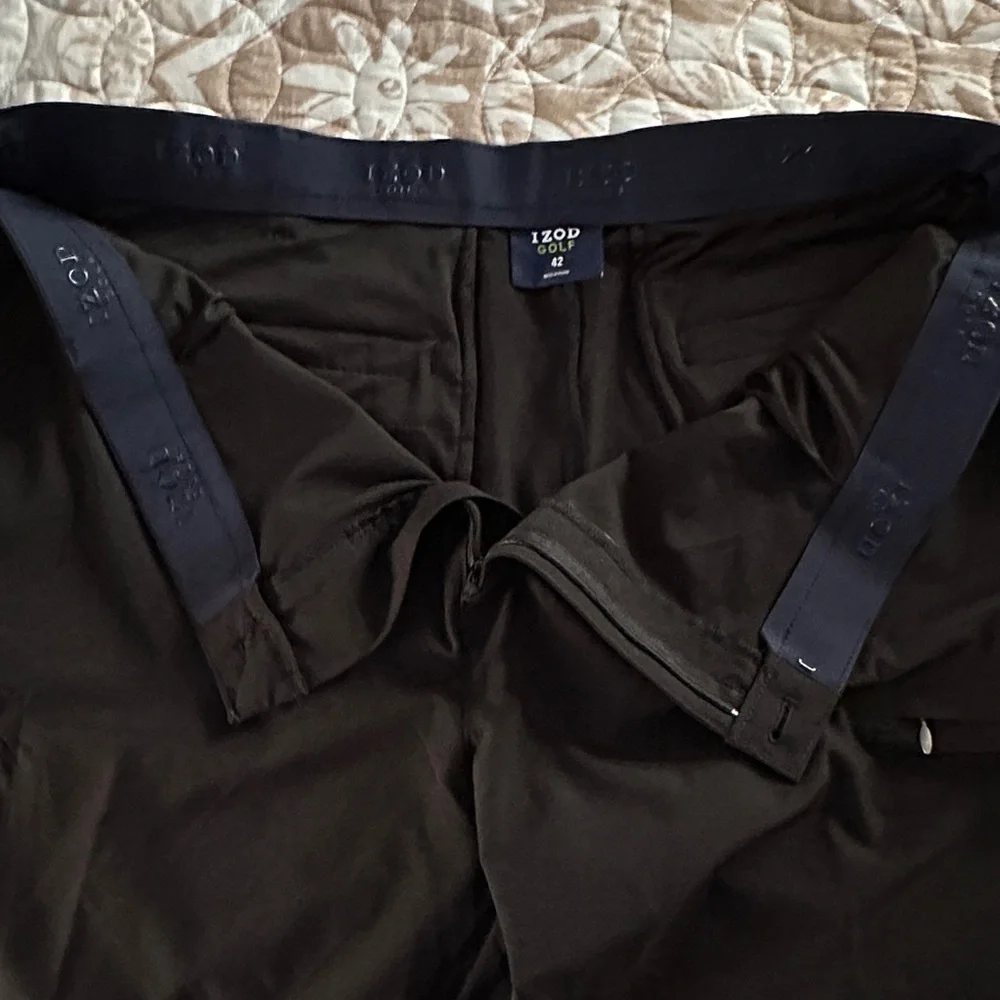 Izod Men's Swingflex Cargo Golf Shorts Size 42 Black